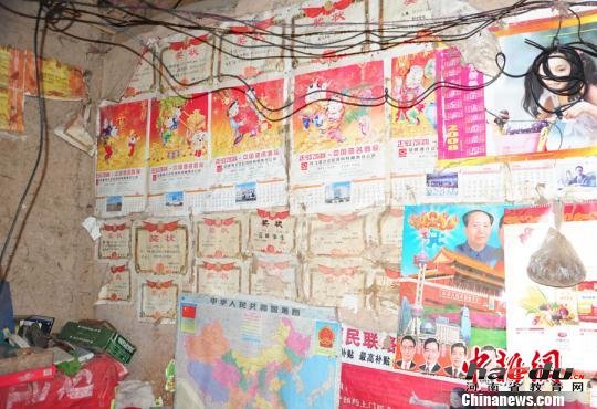 收到大学录取通知书，倪家四口人的内心像过山车，既发愁高昂的学费，又对家中唯一的准大学生将来改变家境充满希望。 胡洪涛 摄